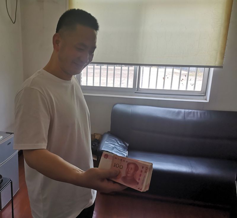 點贊！拾金不昧好的哥 萬元現(xiàn)金物歸原主